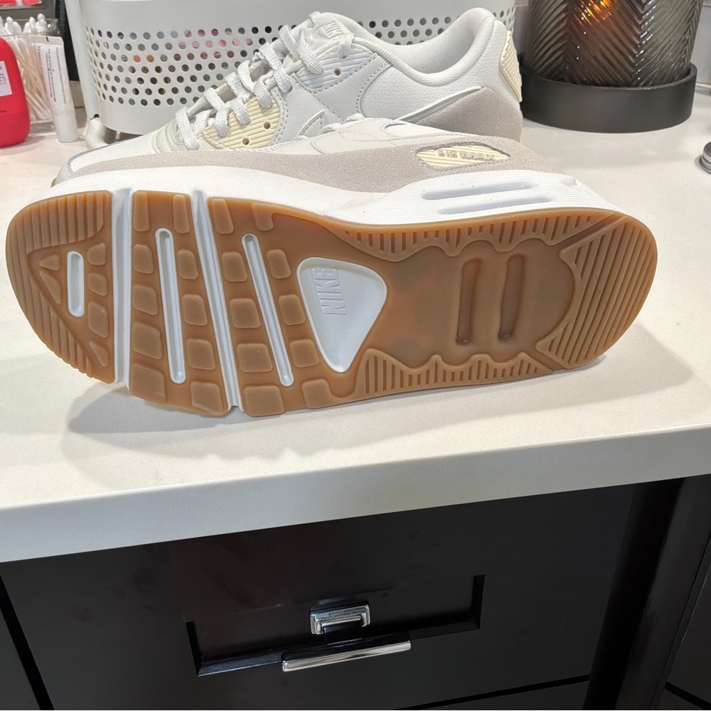 Nike Air Max 90 LV8 - White / Gum Sole - Picture 3 of 5